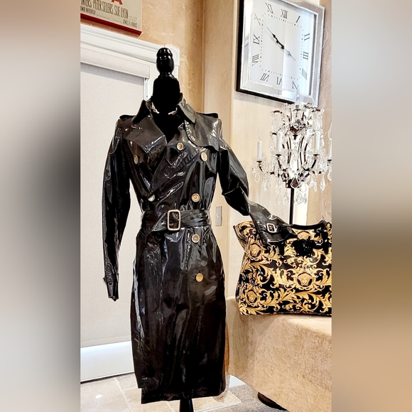 Burberry Prorsum Black Vinyl Patent Trench Coat with Gold Buttons. Size US 2 - Picture 4 of 16